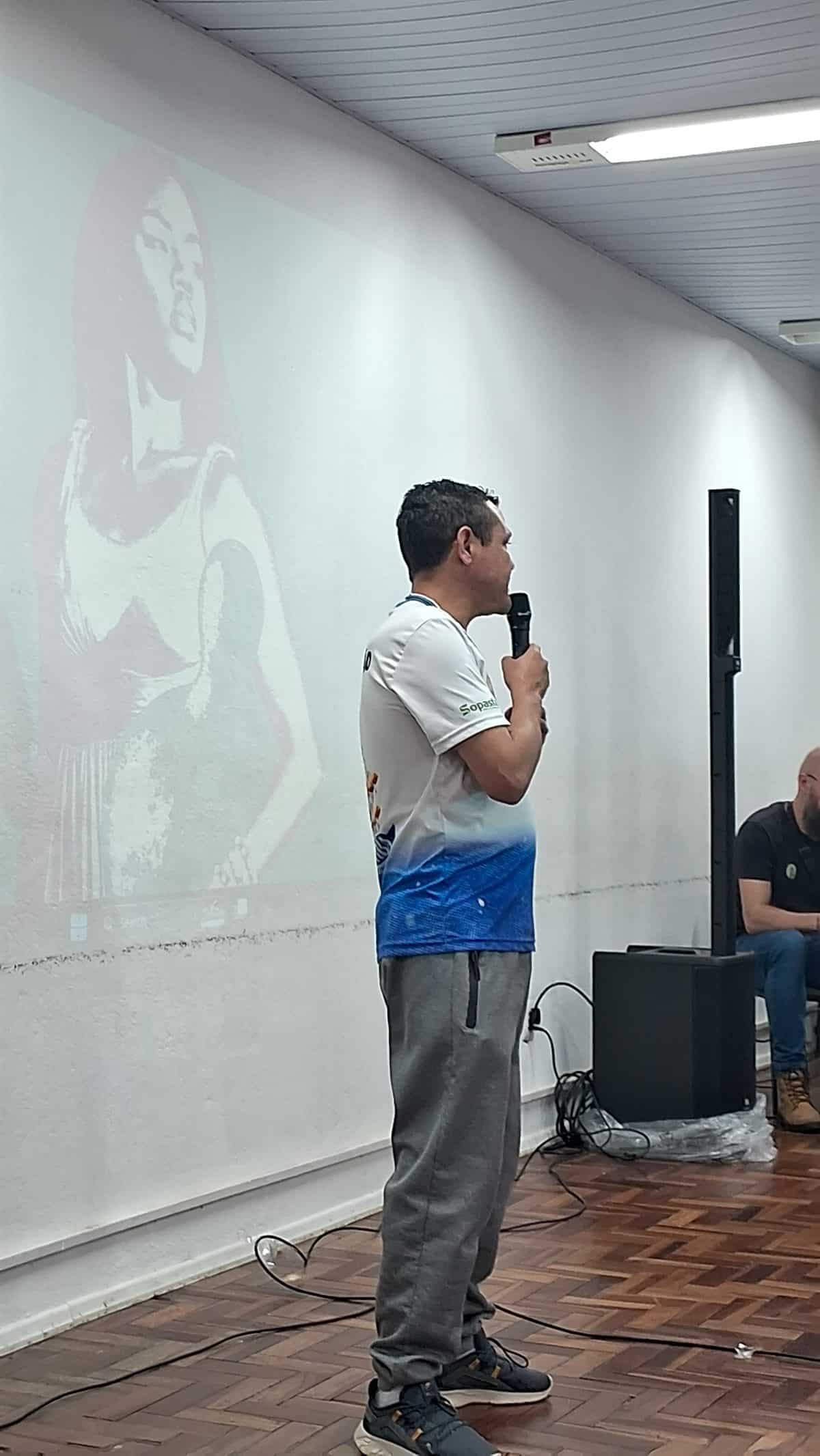 Apresentação durante uma sessão da 4ª Mostra de Cinema Chica Pelega em Videira