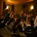 Plateia de estudantes lotada durante sessão da 2ª Mostra Chica Pelega em Campos Novos