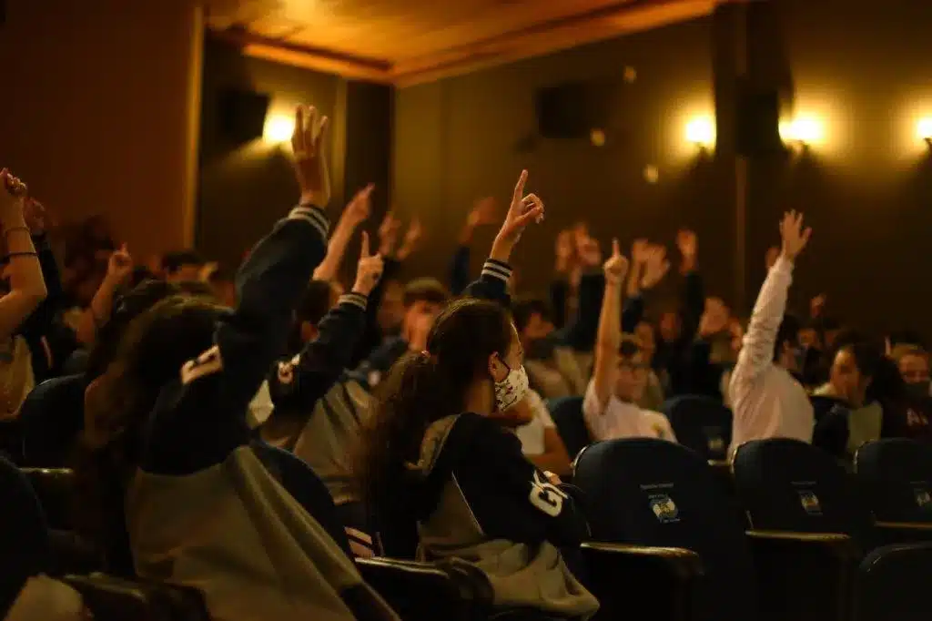 Plateia de estudantes lotada durante sessão da 2ª Mostra Chica Pelega em Campos Novos