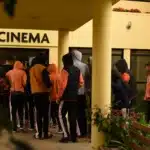Estudantes entram no cinema durante a 2ª Mostra Chica Pelega