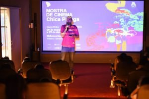 Público assistindo à tela na Mostra de Cinema Chica Pelega