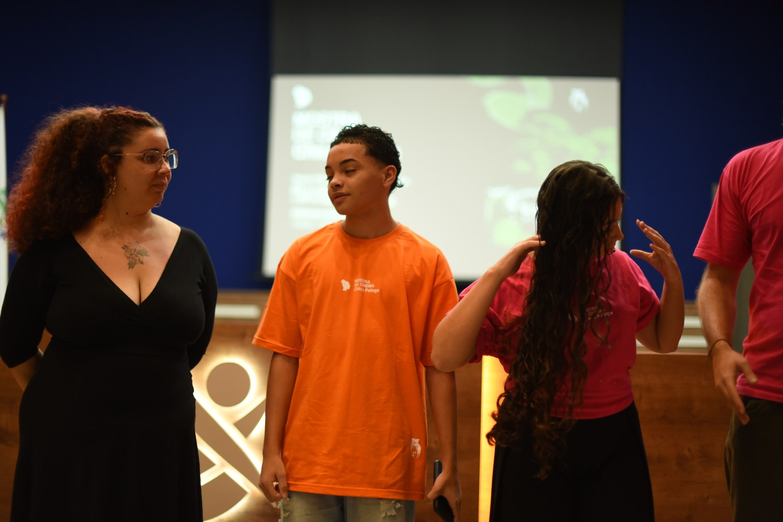 Realizadores no palco da premiação da 4ª Mostra Chica Pelega (2026)