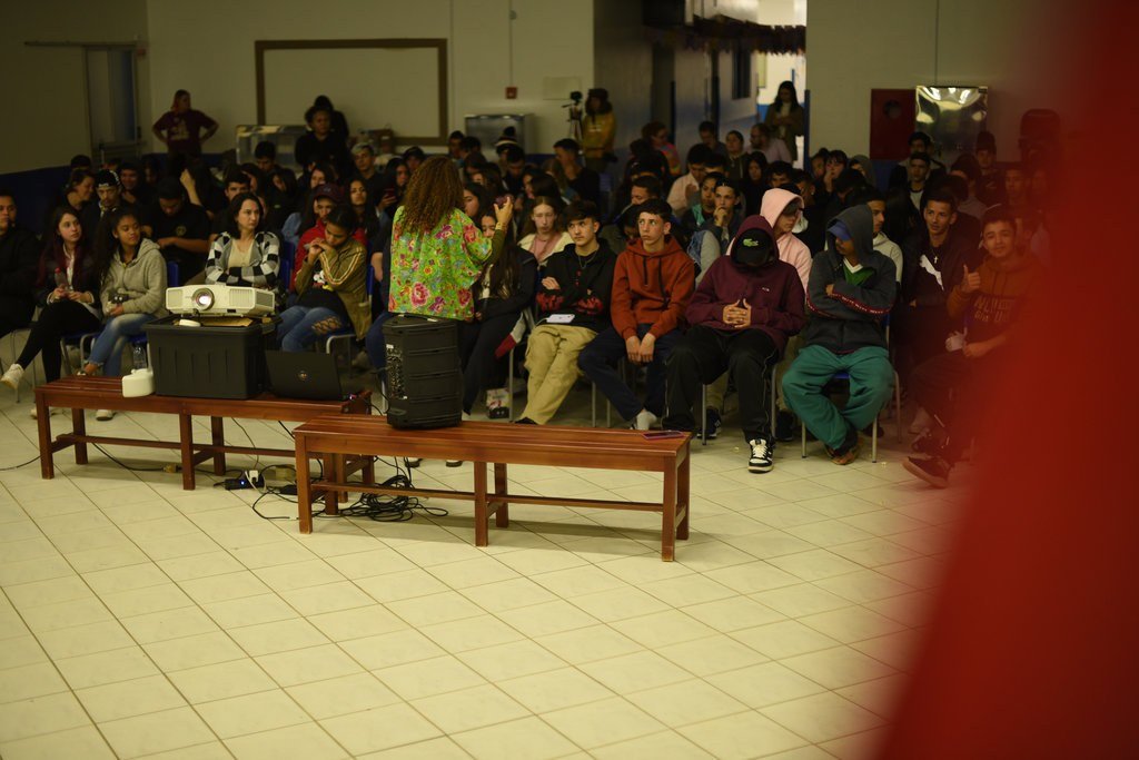 Plateia de estudantes na sessão da 3ª Mostra Chica Pelega em Fraiburgo, na EMEF Eurico Pinz