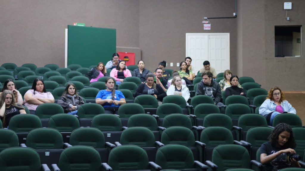 Plateia no auditório do IFC durante a Mostra Chica Pelega em Videira