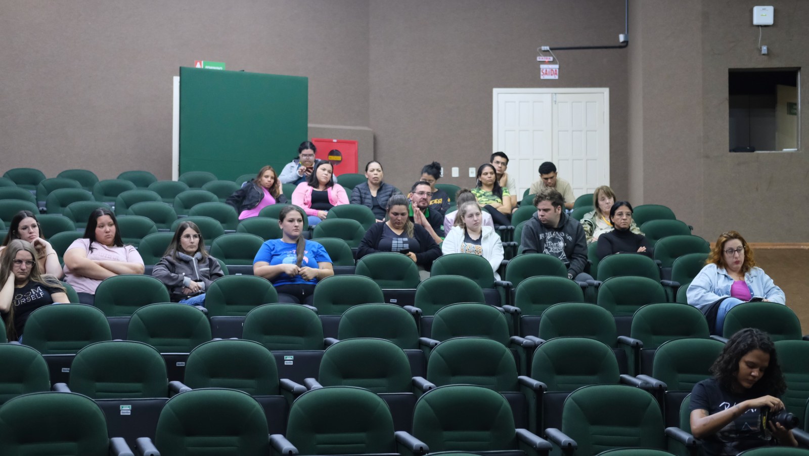 Plateia no auditório do IFC durante a Mostra Chica Pelega em Videira