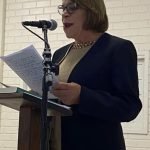 Alzira Scapin discursa em púlpito durante a Mostra Chica Pelega em Videira