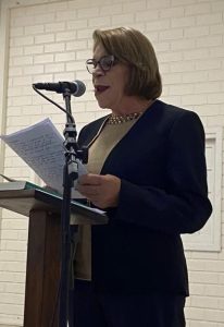 Alzira Scapin discursa em púlpito durante a Mostra Chica Pelega em Videira