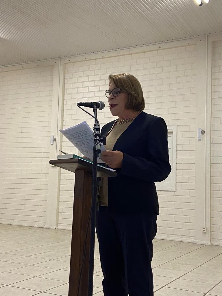 Alzira Scapin, jornalista e escritora, mediadora de debate na Mostra Chica Pelega em Videira (2024)
